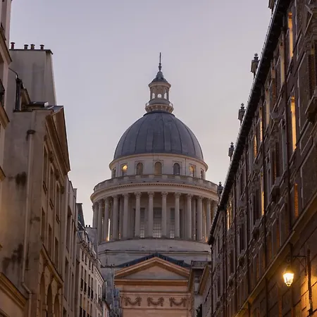 Notre Dame Apartment *
