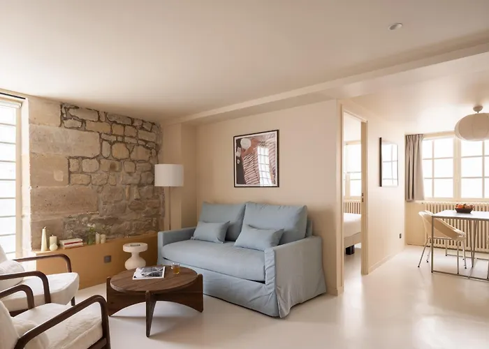 Notre Dame Apartment *